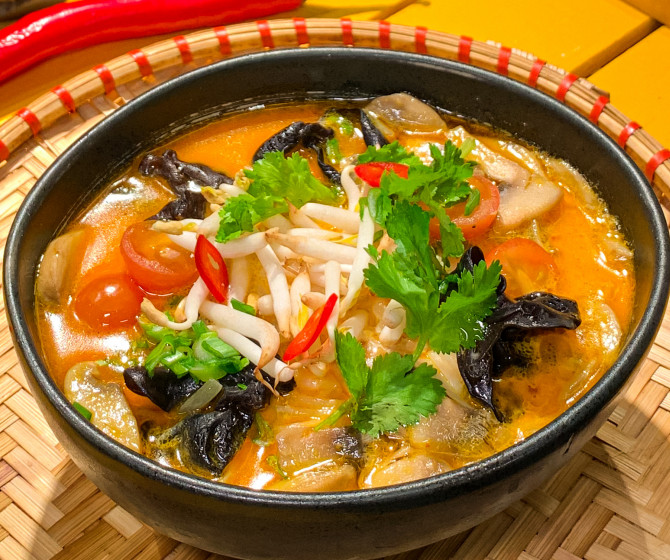 Тайский суп с рисовой лапшой и грибами Муэр