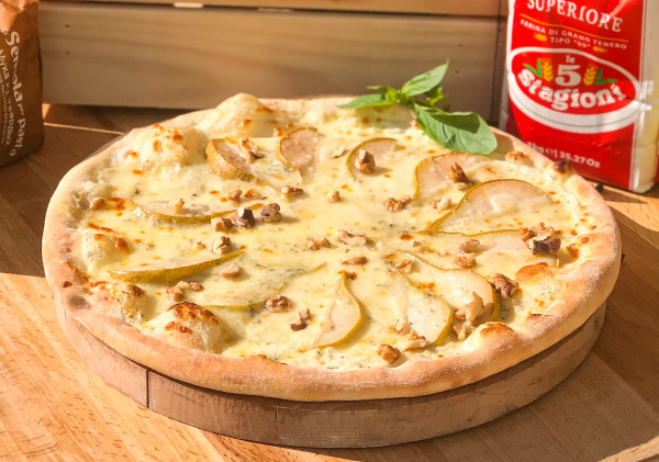 Пицца с сыром Дор блю и карамелизированной грушей - 1